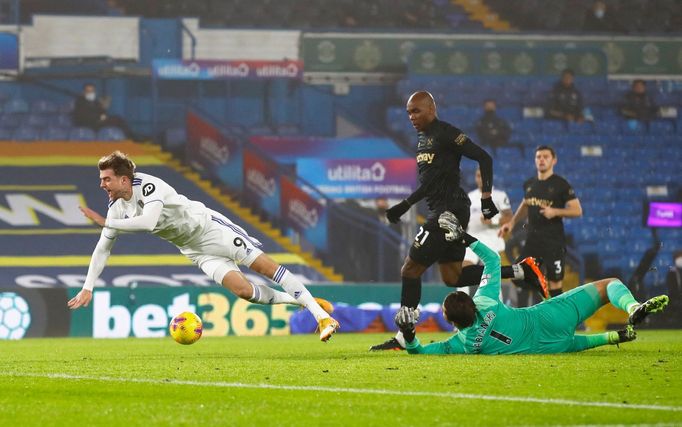 12. kolo anglické Premier League 2020/21, Leeds - West Ham: Hostující brankář Lukasz Fabianski fauloval Patricka Bamforda.