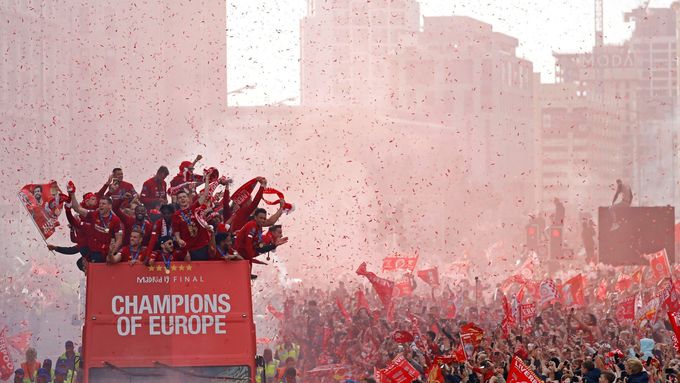 Takto slavili fotbalisté Liverpoolu v ulicích se desetitisíci fanoušků loňský triumf v Lize mistrů. Starosta se obává, že při zisku titulu by to vypadalo podobně