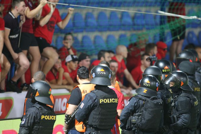 Policie před fanoušky Sparty ve finále MOL Cupu Liberec - Sparta Praha