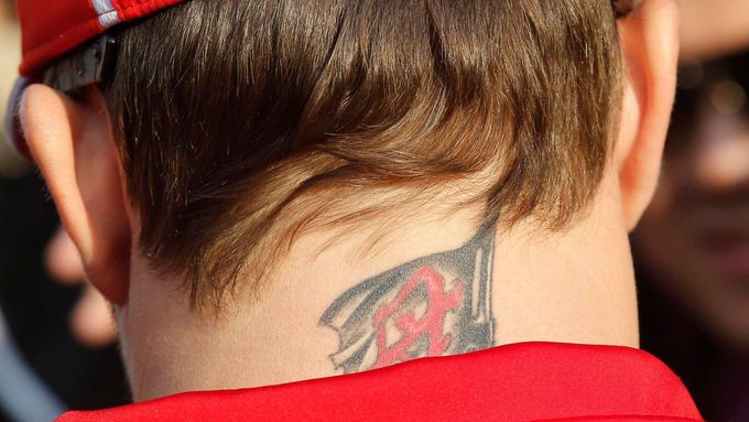 Vidět odhalenou šíji Fernanda Alonso je výjimečná věc. Proto jeho samurajské tetování leckterého sportovního fanouška zaskočí.