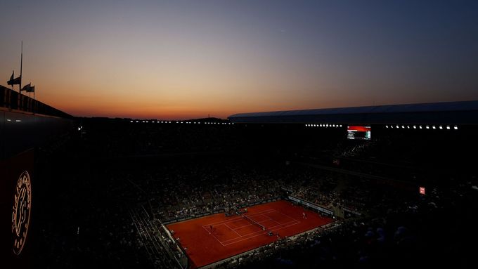 Večerní atmosféra v areálu Roland Garros