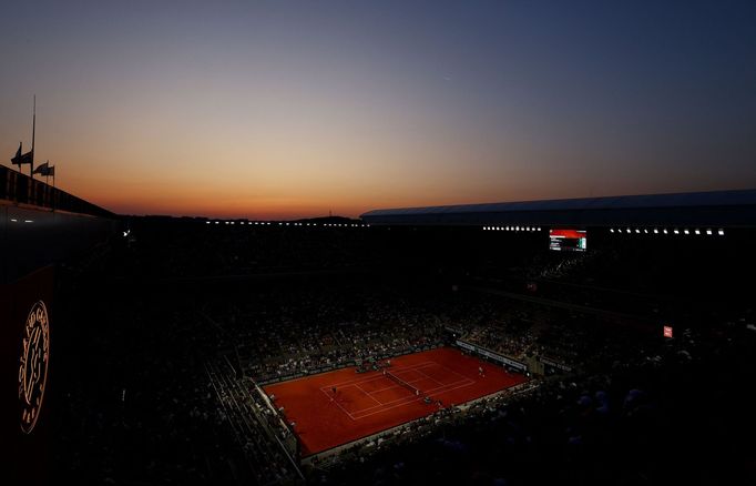 Večerní atmosféra v areálu Roland Garros