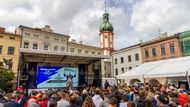 Na náměstí Svobody se kvůli Palátovi a Stanley Cupu ve středu sešly stovky lidí. "Byl můj sen přivézt ho do Frýdku-Místku, užívám si to tady," komentoval zaplněné náměstí Palát.