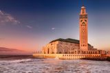 Jen kousek od Rabatu se nachází místo, které rozhodně budou znát milovníci klasického filmu. Casablanca skrývá krom evropské architektury i jednu z nejvýznamnějších památek Maroka a symbol náboženského i architektonického bohatství země –⁠ mešitu Hassana II.