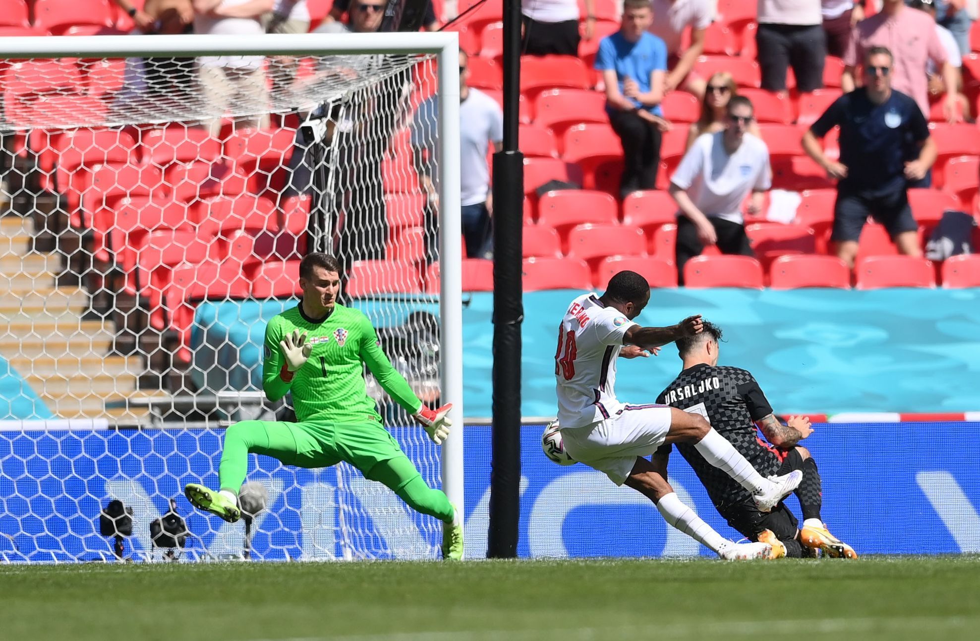 Raheem Sterling dává gól na 1:0 v zápase Anglie - Chorvatsko na ME 2020