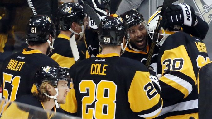 Radost hokejistů Pittsburghu z vítězství proti Washingtonu.