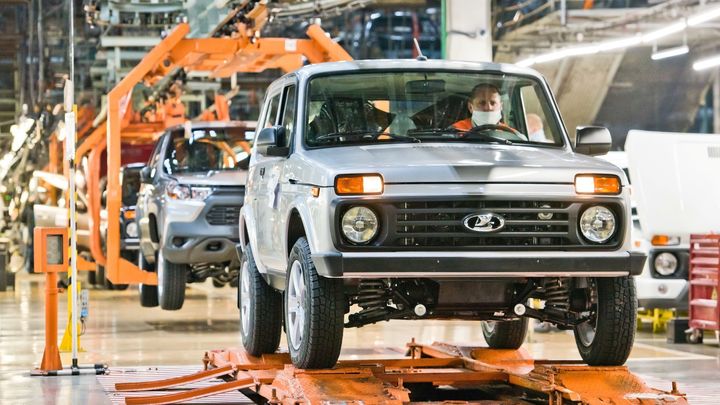 Lady nemá kdo vyrábět, AvtoVAZ proto hledá mezi vězni. Potřebuje splnit plán