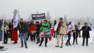 Lidé zpívali s pouličními muzikanty, tančili. Nedodržovali ovšem bezpečné rozestupy, mnozí si nenasadili roušky. (Snímek je z lednových protestů podnikatelů v cestovním ruchu v Zakopaném.)