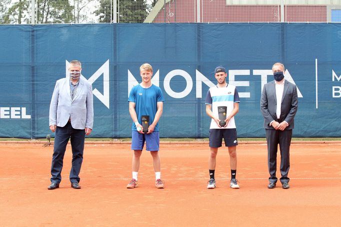 Ivo Kaderka, poražený finalista Zdeněk Kolář a vítěz Michael Vrbenský na turnaji O pohár prezidenta ČTS