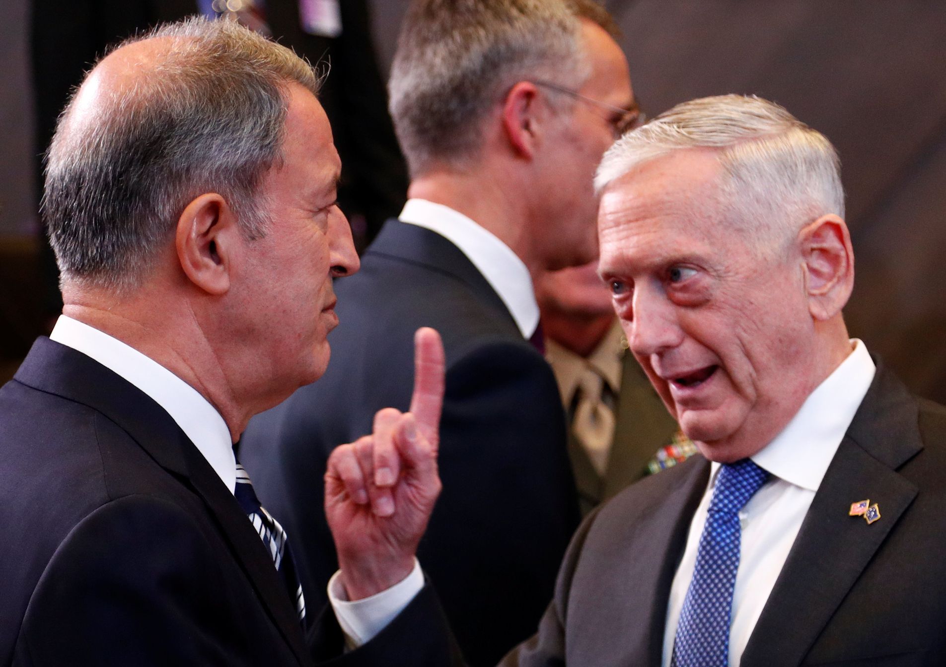 James Mattis ministr obrany USA (vpravo) s tureckým ministrem obrany v Bruselu