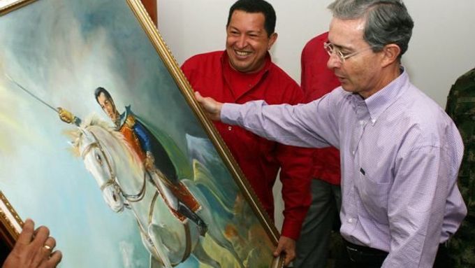 Hugo Chávez daroval kolumbijskému prezidentovi obraz venezuelského národního hrdiny Simóna Bolívara