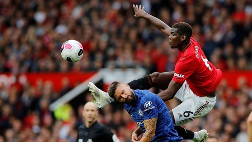 Paul Pogba z Manchesteru United (v červeném) v souboji s Olivierem Giroudem z Chelsea