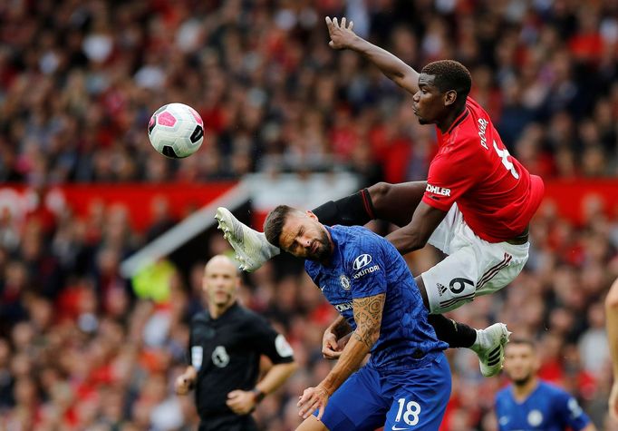 Paul Pogba z Manchesteru United (v červeném) v souboji s Olivierem Giroudem z Chelsea