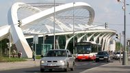 Stanice metra Střížkov na křižovatce ulic Vysočanská a Lovosická je nejvýraznější nadzemní stavbou nového úseku.