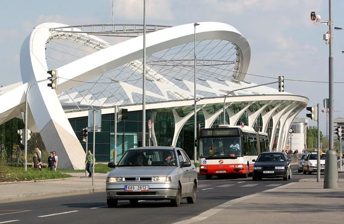 Stanice metra Střížkov na křižovatce ulic Vysočanská a Lovosická je nejvýraznější nadzemní stavbou nového úseku.