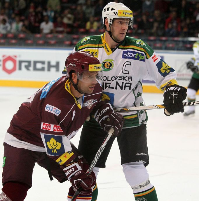 Hokejista klubu HC Sparta Praha Michal Broš a Václav Skuhravý v prvním kole hokejové Tipsport extraligy 2012/13 s Energií Karlovy Vary.