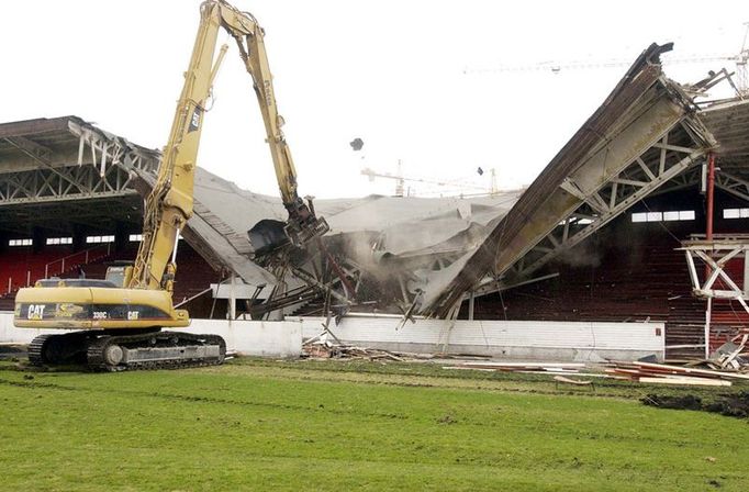 Stadion v Edenu: stržení staré hlavní tribuny na konci března 2004.