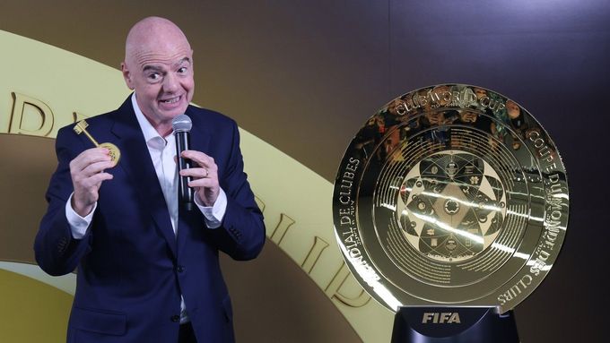 Prezident FIFA Gianni Infantino s trofejí pro vítěze MS klubů