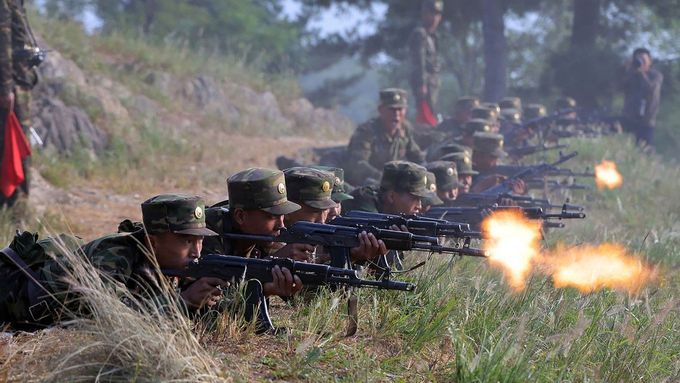 Videa natočená na dalekém východě Ruska ukazují severokorejské vojáky, jak fasují ruskou výbavu