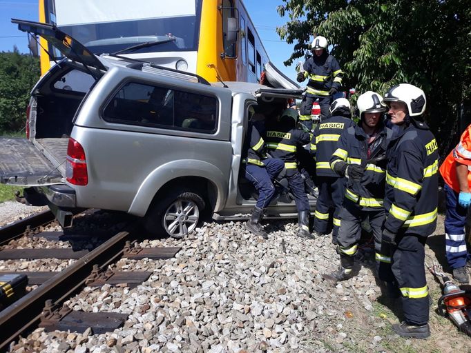 Řidič pravděpodobně nerespektoval výstražné a zvukové znamení na železničním přejezdu v obci Mačkov na Blatensku.