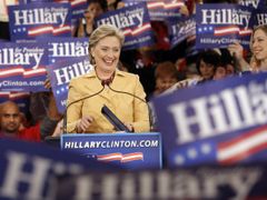 Hillary Clintonová promlouvá ke svým příznivcům v New Yorku. Zprava přihlíží její dcera Chelsea
