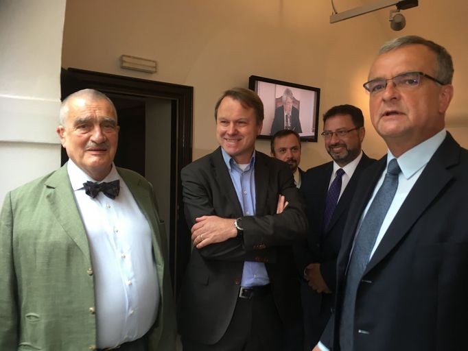 Karel Schwarzenberg, Martin Bursík, Michal Kučera a Miroslav Kalousek (zleva) ve sněmovně.