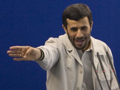 S politikou íránského prezidenta Ahmadínežáda (na snímku) údajně není spokojen ani duchovní vůdce země ajatolláh Chameneí, který stojí v mocenské hierarchii na nejvyšším stupni.