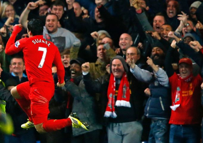 Fotbalista Liverpoolu Luis Suárez slaví gól v utkání proti Chelsea v anglické Premier League 2012/13.