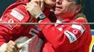 Michael Schumacher (vlevo) a Jean Todt na stupních vítězů po úspěchu Ferrari ve Velké ceně San Marina.