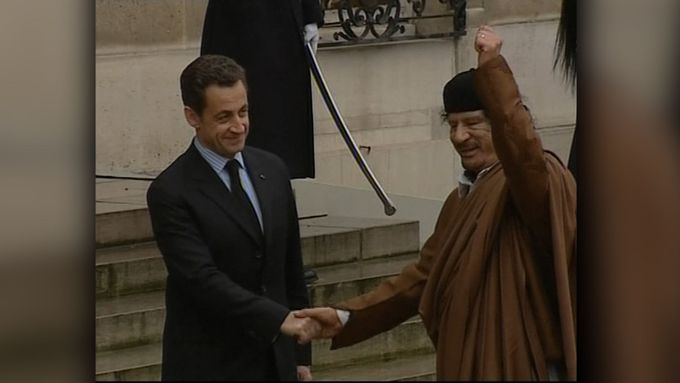 Nicolase Sarkozyho podezřívají z toho, že ho v prezidentské kampani v roce 2007 finančně podpořil tehdejší libyjský vůdce Muammar Kaddáfí.
