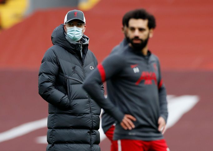 Jürgen Klopp před zápasem s rouškou.