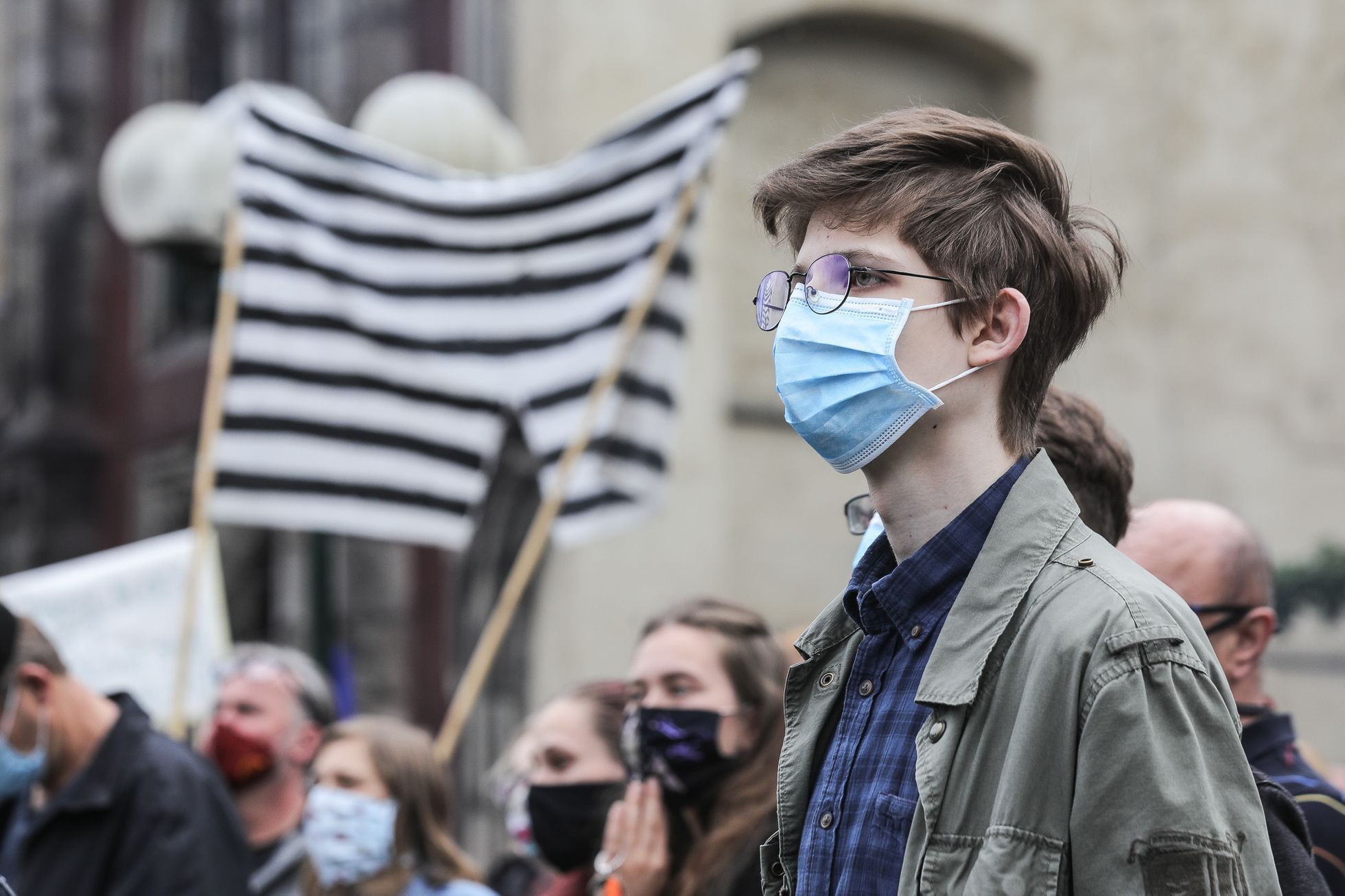 Demonstrace Milion chvilek pro demokracii - roušky, rozestupy, Andrej Babiš