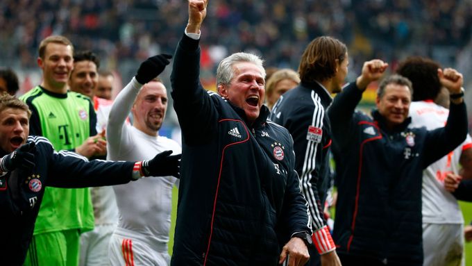 Hráči Bayernu mohou slavit, jsou po třiadvacáté mistry Německa.