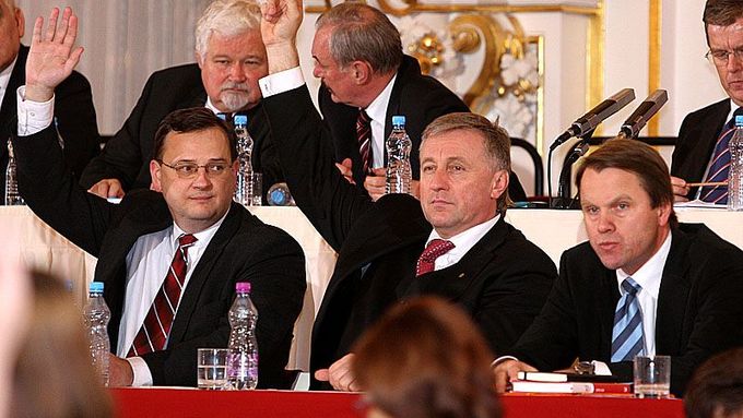 Petr Nečas a Mirek Topolánek hlasují.