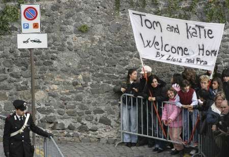 Cruiseova svatba: Lidé v ulicích