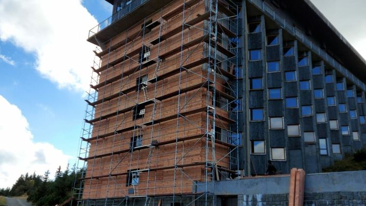Krkonošské betonové monstrum dostává nový plášť. Labská bouda lépe splyne s okolím; Zdroj foto: ČTK