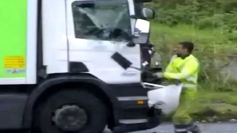 Kamera zachytila brutální útok řidiče náklaďáku. Nacouval na kamion a použil lopatu