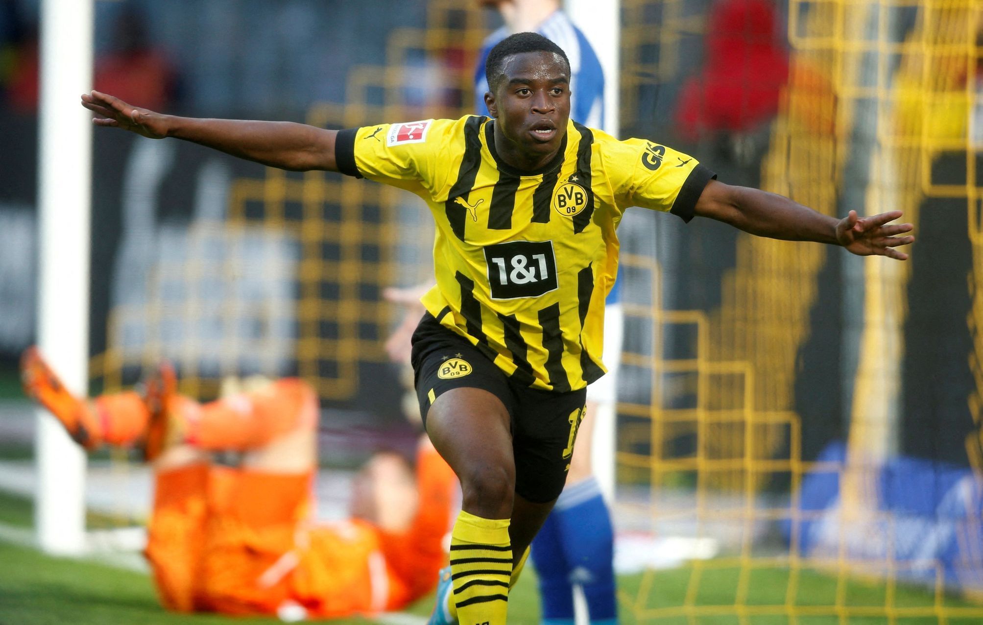 Youssoufa Moukoko slaví gól v dresu Dortmundu