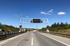Nájezd na D1 u Říčan zablokovala nehoda kamionu, na dálnici uniká olej