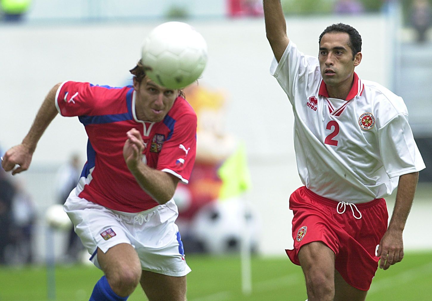 Český fotbalista Karel Poborský v utkání s Maltou během kvalifikace na MS 2002 v září 2001.