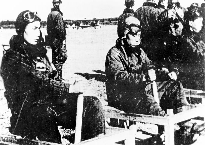 Na snímku: Japonští piloti kamikaze připravující se na misi během druhé světové války. Nedatováno