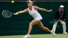 Polská teniska Agnieszka Radwaňská returnue na Rusku Marií Kirilenkovou ve čtvrtfinále Wimbledonu 2012.