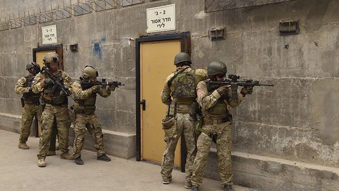 Obrazem: Výcvik s těmi nejlepšími. Čeští vojáci "zachraňovali rukojmí" s izraelskou elitní jednotkou