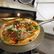 Pizza jako indikátor války. V krizi raketově roste dovážka, gay bary zejí prázdnotou