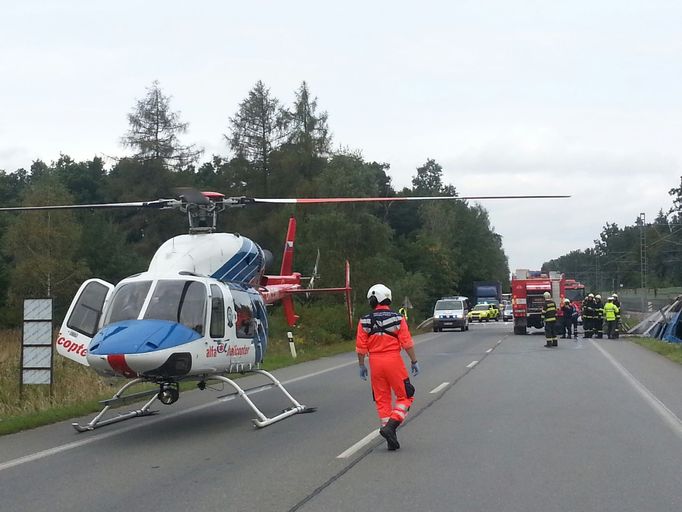 Na místě zemřeli dva lidé, autobus se hasičům podařilo uhasit.