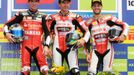 Stupně vítězů po prvním závodě - 1. Troy Bayliss, 2. Troy Corser, 3. Michel Fabrizio