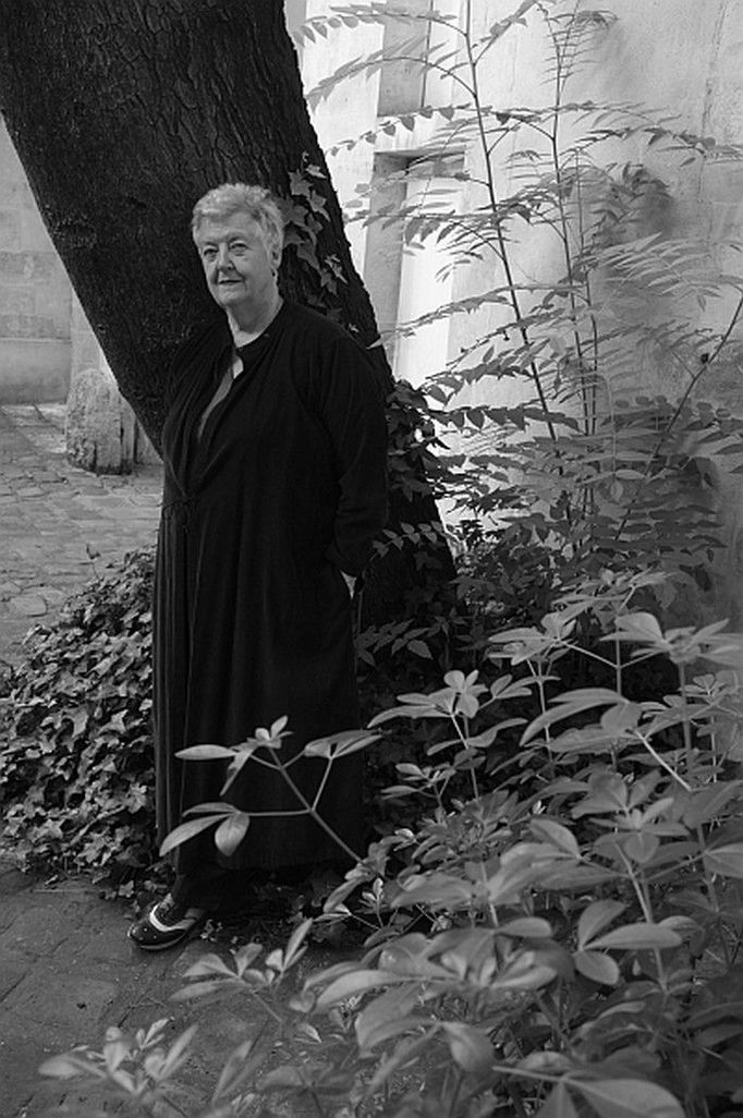 Sheila Hicks před svým ateliérem v Cour de Rohan poblíž kostela Saint-Germain-des-Prés v Paříži.