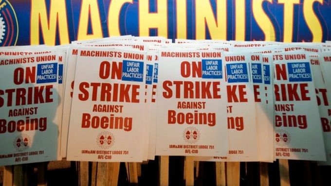 V sobotu zahájilo neomezenou stávku 27 tisíc mechaniků ve společnosti Boeing.