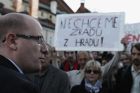Momentka z pondělní demonstrace za Sobotku na Hradě. Pokud vás zajímá originální popisek agentury Reuters, zní: "Czech Social Democratic Party (CSSD) leader Bohuslav Sobotka (L) arrives at a protest rally by his supporters in front of the Prague Castle in Prague October 28, 2013. The Social Democrats' leadership body voted by 20 to 13 to call on chairman and candidate for prime minister Sobotka to quit after the party won only 20.5 percent of the vote. But Sobotka vowed to fight on, saying his rivals, led by deputy chairman Michal Hasek, would be under the influence of President Milos Zeman, Sobotka's longtime rival and a former Social Democrat prime minister. The banner reads: 'We do not want a betrayal from the Castle'."