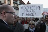 Momentka z pondělní demonstrace za Sobotku na Hradě. Pokud vás zajímá originální popisek agentury Reuters, zní: "Czech Social Democratic Party (CSSD) leader Bohuslav Sobotka (L) arrives at a protest rally by his supporters in front of the Prague Castle in Prague October 28, 2013. The Social Democrats' leadership body voted by 20 to 13 to call on chairman and candidate for prime minister Sobotka to quit after the party won only 20.5 percent of the vote. But Sobotka vowed to fight on, saying his rivals, led by deputy chairman Michal Hasek, would be under the influence of President Milos Zeman, Sobotka's longtime rival and a former Social Democrat prime minister. The banner reads: 'We do not want a betrayal from the Castle'."